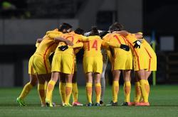 开云官方app入口-看热闹的观众在足球赛场上为女队伍加油的简单介绍