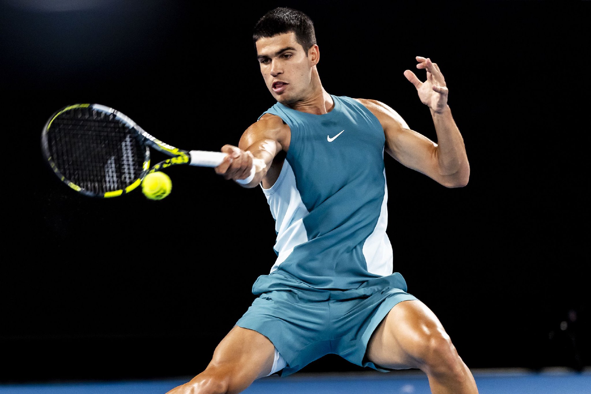 包含意大利网球队鏖战澳大利亚网球队，阿尔卡拉斯绝境逆转的词条