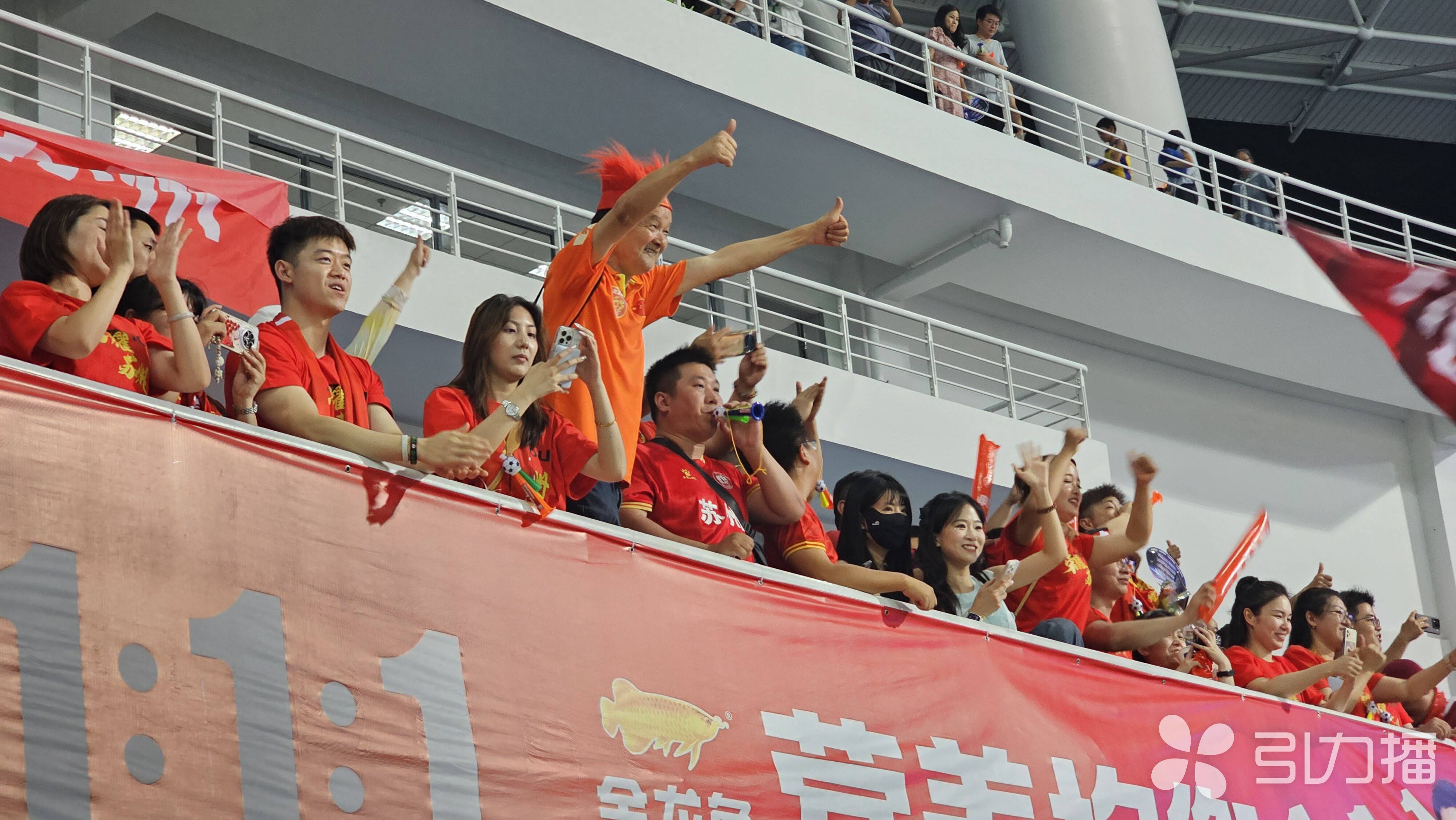 精彩的足球比赛引发热烈讨论