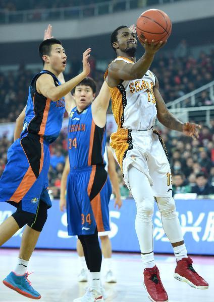 俄罗斯篮球联赛引进新外援，提升球队战斗力