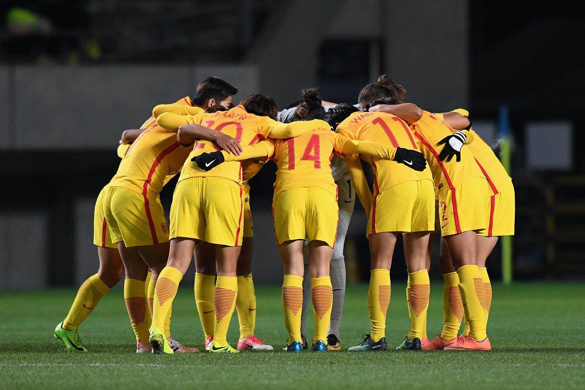 看热闹的观众在足球赛场上为女队伍加油的简单介绍