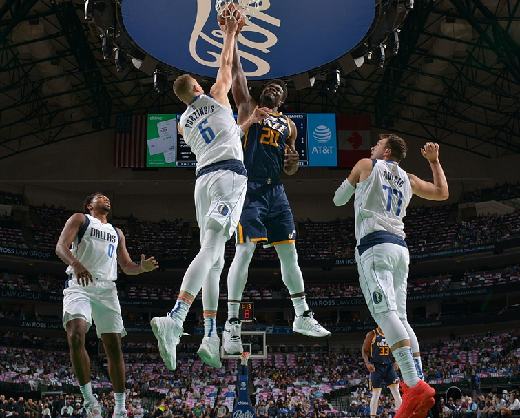 包含独行侠鏖战爵士，范弗利特带队取胜的词条