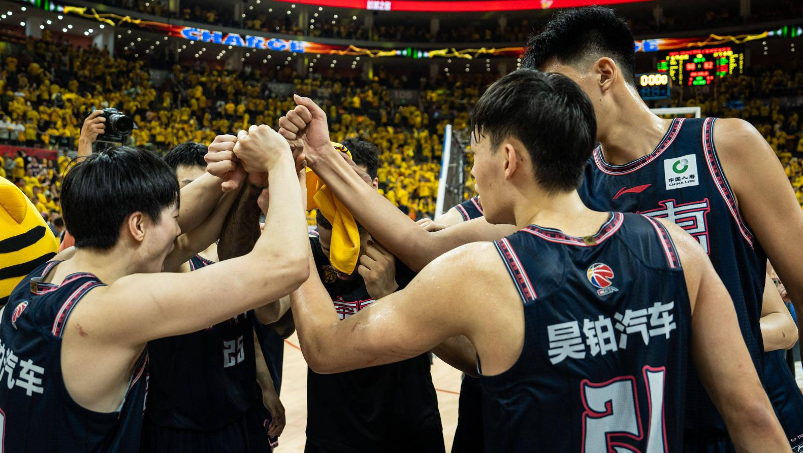 包含深圳队力克浙江队，易建联状态火热的词条