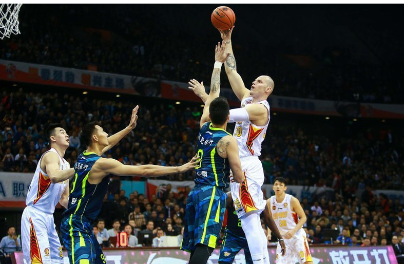 包含深圳队力克浙江队，易建联状态火热的词条