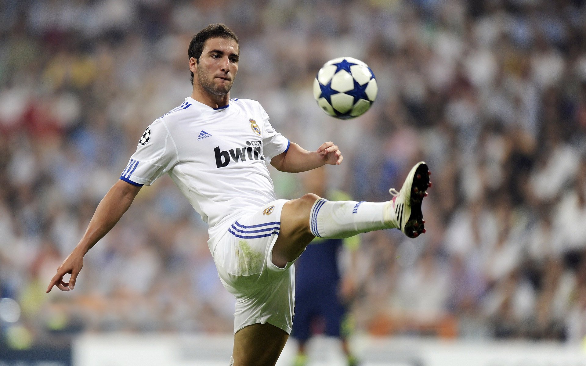 绿茵与赛道，当莫德里奇接管末节，F1新赛季在夜幕中轰鸣启航