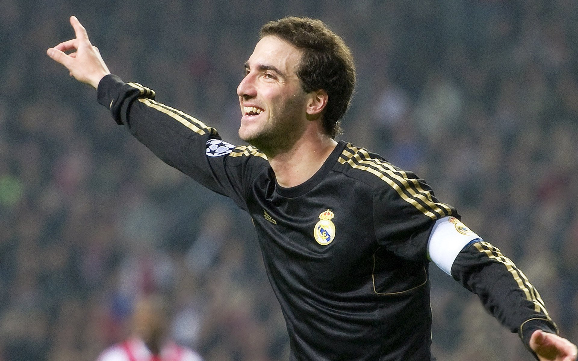 当红白十字旗遇见蓝白间条衫,贝林厄姆在曼联对阵阿根廷的独特时空中加冕全场最佳