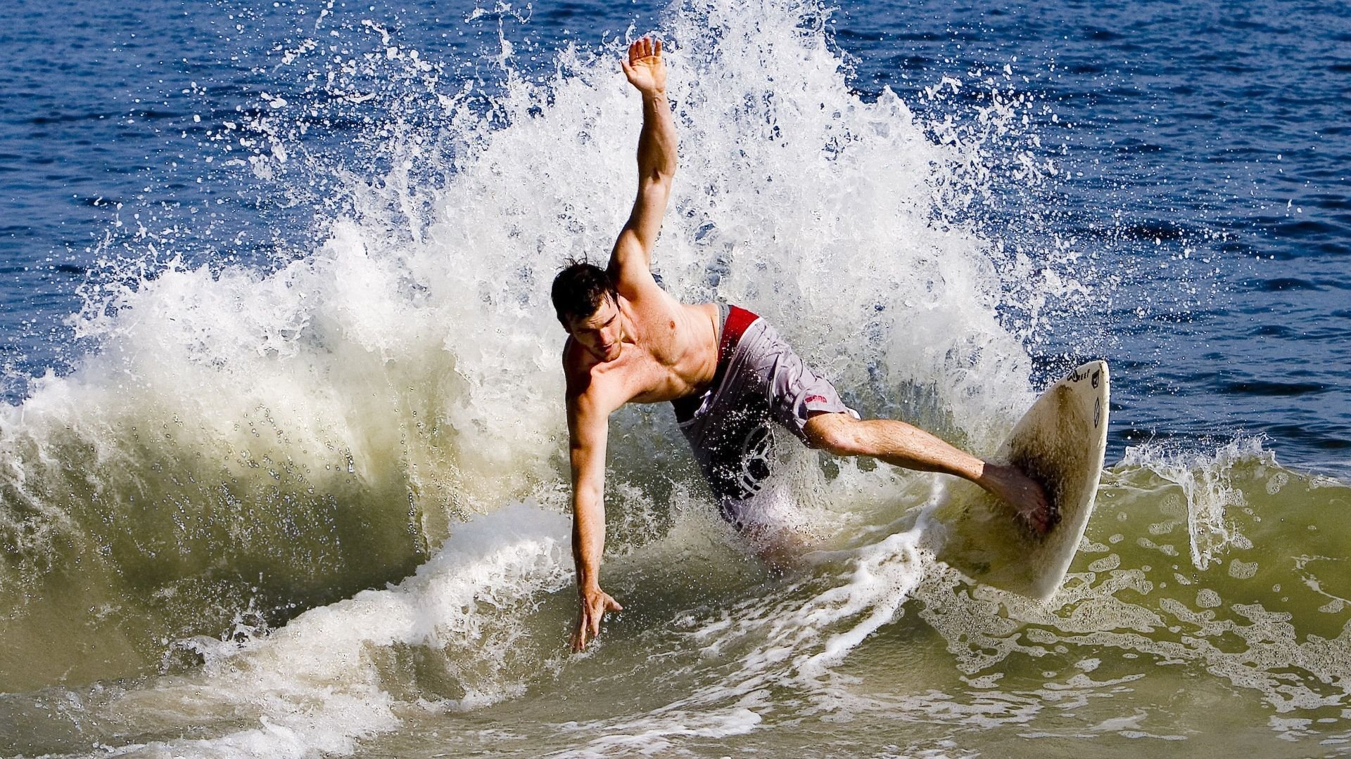 克瓦拉茨赫利亚爆发,拜仁强势晋级,乌克兰足球的坚韧回响