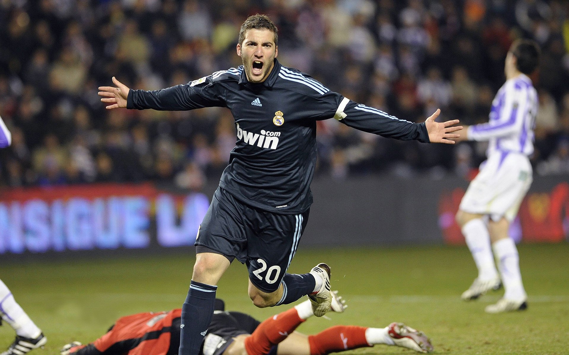 詹姆斯里程碑之夜,公牛逆袭雄鹿显争冠雄心